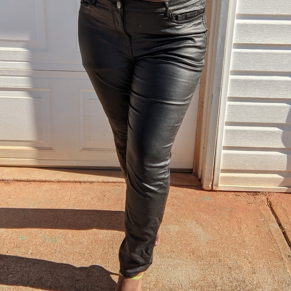 Faux leather size 16 Stretchy pants midrise - Picture 2 of 4